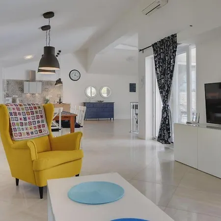 House In With Terrace, Air Conditioning, Wi-fi, Washing Machine * Nedescina