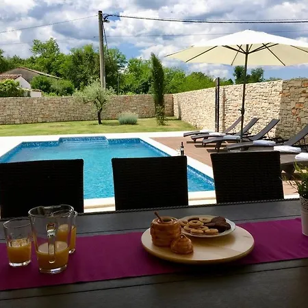 House In With Terrace, Air Conditioning, Wi-fi, Washing Machine Holiday home Nedescina