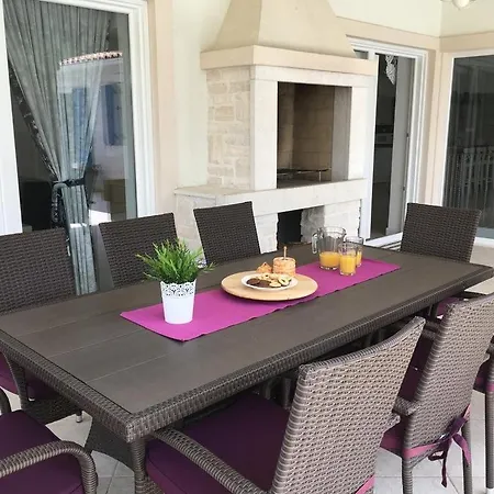 House In With Terrace, Air Conditioning, Wi-fi, Washing Machine