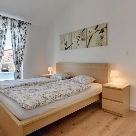 House In With Terrace, Air Conditioning, Wi-fi, Washing Machine Nedescina