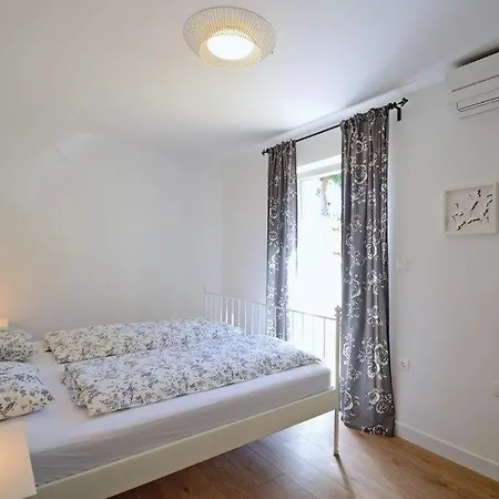 House In With Terrace, Air Conditioning, Wi-fi, Washing Machine * Nedescina