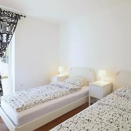 House In With Terrace, Air Conditioning, Wi-fi, Washing Machine 펜션 Nedeščina