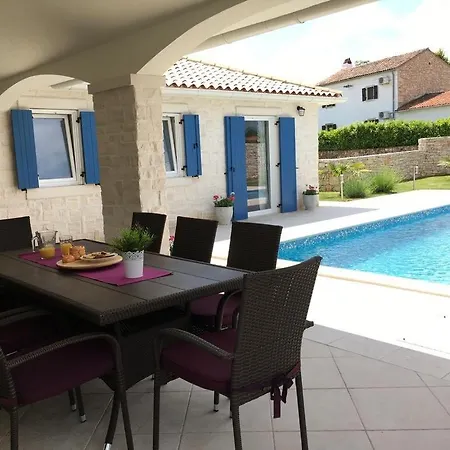 House In With Terrace, Air Conditioning, Wi-fi, Washing Machine Holiday home *