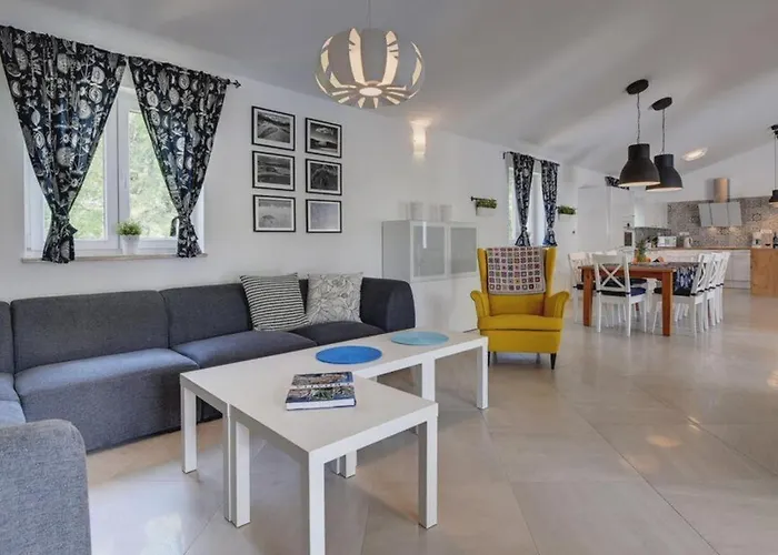 Vakantiehuis House In With Terrace, Air Conditioning, Wi-fi, Washing Machine Nedeščina