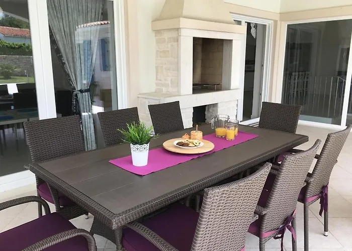 House In With Terrace, Air Conditioning, Wi-fi, Washing Machine