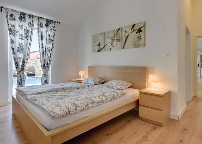 House In With Terrace, Air Conditioning, Wi-fi, Washing Machine Nedeščina