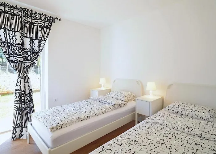 House In With Terrace, Air Conditioning, Wi-fi, Washing Machine Vakantiehuis Nedeščina